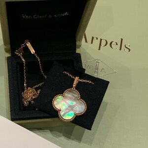 Van Cleef & Arpels Magic Necklace - Grey Mother of Pearl in 18k Rose Gold